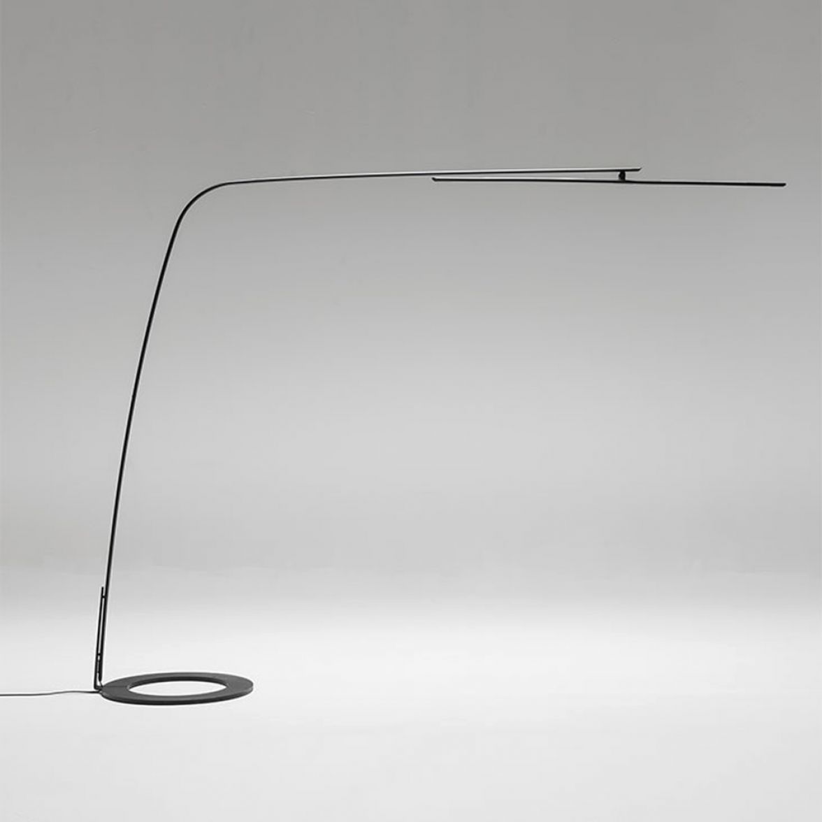 Stealth floor lamp