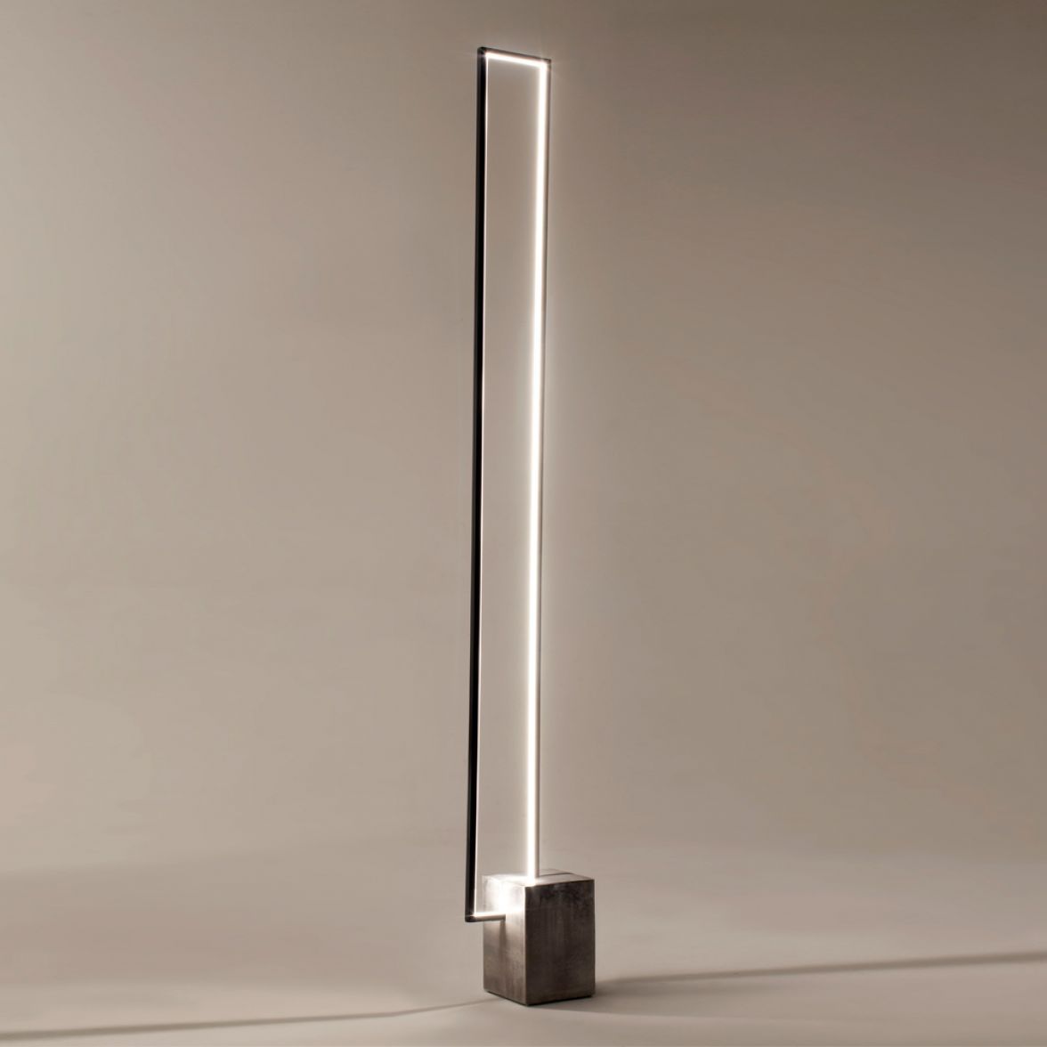 Mire floor lamp